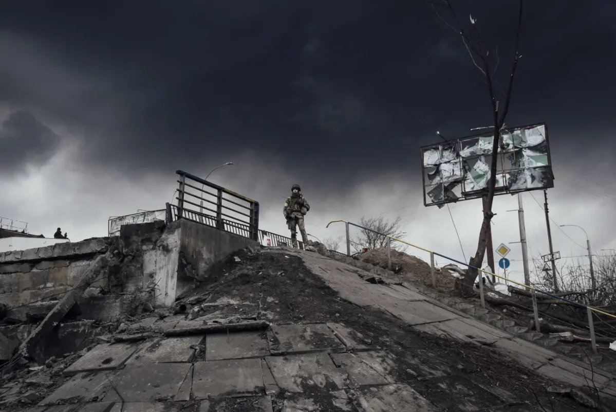 Irpin, Ukraine, 7 mars 2022. Un soldat ukrainien scrute l’horizon à l’entrée d’Irpin, principal front des combats autour de Kyiv. Derrière lui, un nuage noir causé par les bombardements russes dans le village voisin. Photo © Adrien Vautier Irpin, Ukraine, 7 mars 2022. Un soldat ukrainien scrute l’horizon à l’entrée d’Irpin, principal front des combats autour de Kyiv. Derrière lui, un nuage noir causé par les bombardements russes dans le village voisin. Photo © Adrien Vautier