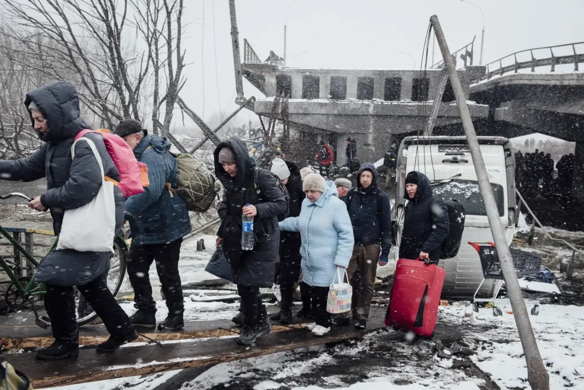 Irpin, Ukraine, 8 mars 2022. Des civils ukrainiens fuient la ville alors que les combats s’intensifient. Les soldats ukrainiens ont détruit, par mesure de précaution, le pont reliant Irpin à Kyiv. Photo © Adrien Vautier Irpin, Ukraine, 8 mars 2022. Des civils ukrainiens fuient la ville alors que les combats s’intensifient. Les soldats ukrainiens ont détruit, par mesure de précaution, le pont reliant Irpin à Kyiv. Photo © Adrien Vautier