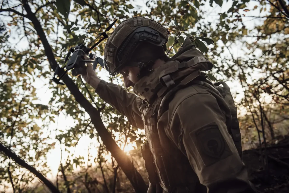 Verbove, Ukraine, 7 octobre 2023. Au sud-est de Robotyne (oblast de Zaporijjia), un soldat de l’Armée des volontaires ukrainiens se prépare à lancer un drone bombardier. Photo © Adrien Vautier Verbove, Ukraine, 7 octobre 2023. Au sud-est de Robotyne (oblast de Zaporijjia), un soldat de l’Armée des volontaires ukrainiens se prépare à lancer un drone bombardier. Photo © Adrien Vautier